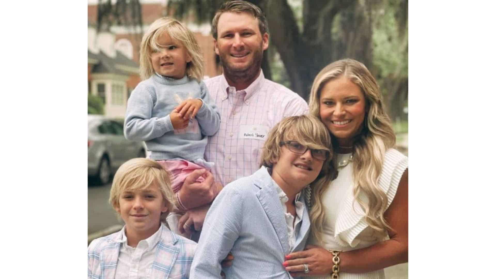 Robert Shiver with ex wife Lindsay and their children posing for a family photo outdoors
