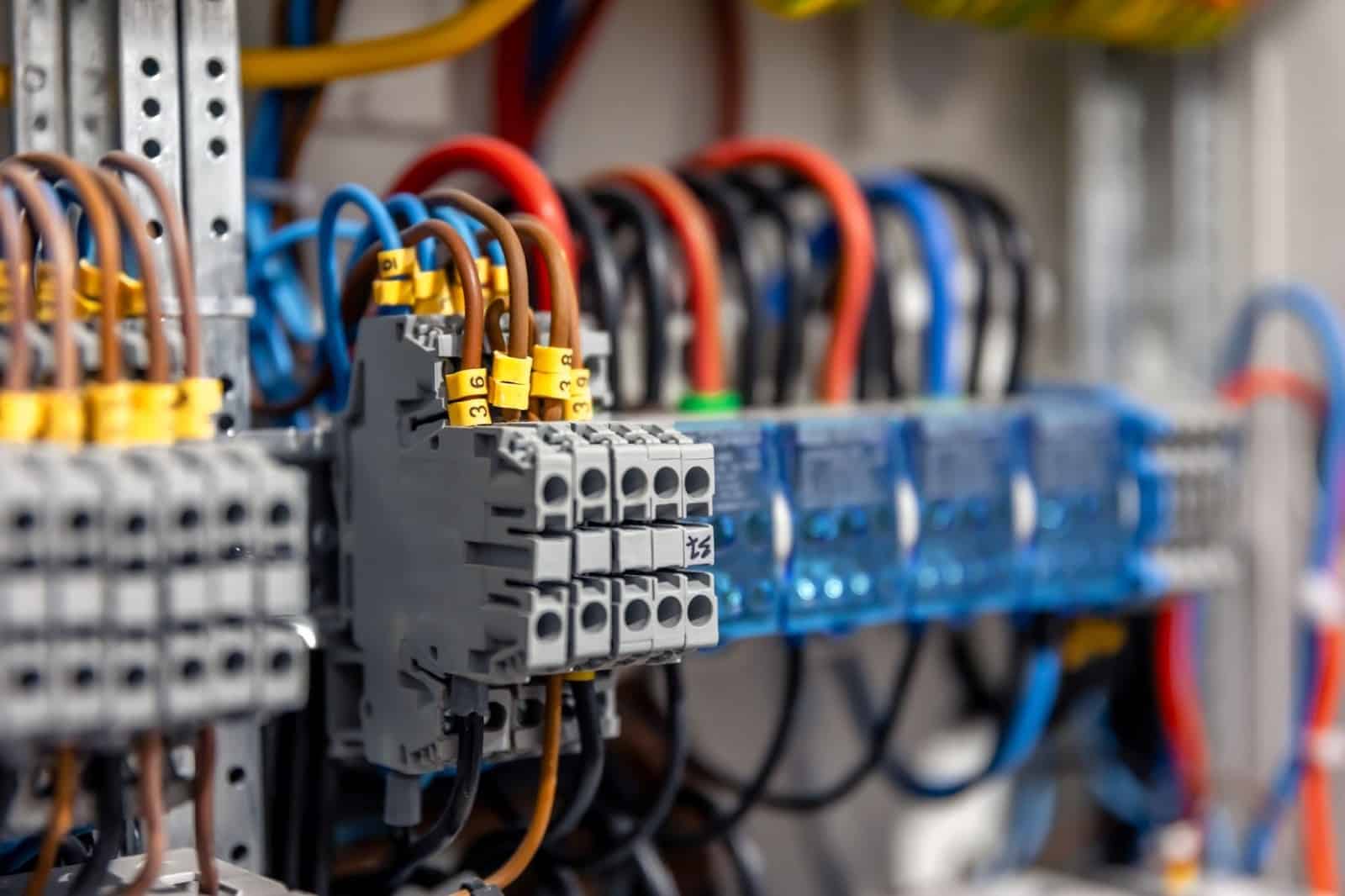 How Fog and Salt Air Accelerate Electrical Corrosion Near the Bay